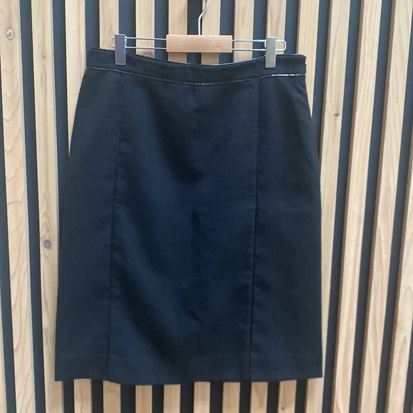Tory Burch Black knee length Skirt with patent piping. - Picture 4 of 7